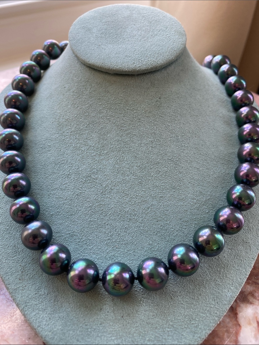 Majorica Peacock Pearl Necklace iridescent man made black pearls 925 clasp